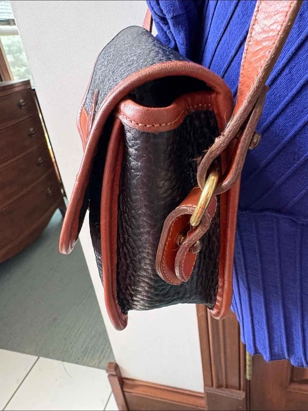 Dooney & Bourke All weather Leather Crossbody bag thick leather black/brown EUC